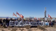 Una caravana de autos fue hasta el Mari Menuco para reclamar que YPF deje de fracturar a pocos metros del lago