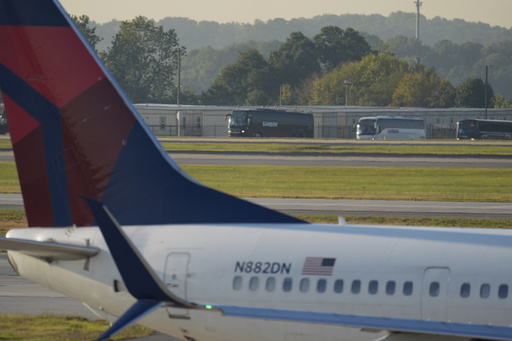 Trabajadores surcoreanos detenidos en redada migratoria viajan a Atlanta para regresar a casa