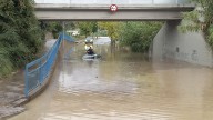 Hallan el cuerpo de un niño y buscan a su padre tras ser arrastrado su coche por las lluvias