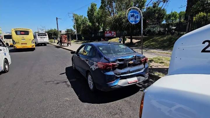 Torton embistió un auto en un semáforo de Paseo Central
