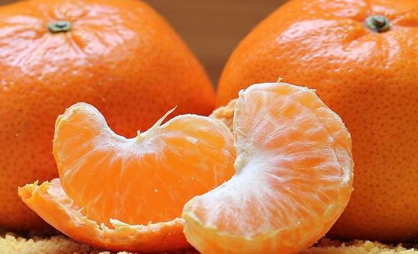 Una especialista dijo para qué sirve el hilo blanco de las mandarinas