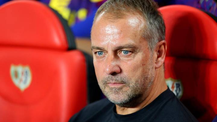 La UEFA suspende la sanción a Flick y podrá estar en el banquillo en Newcastle