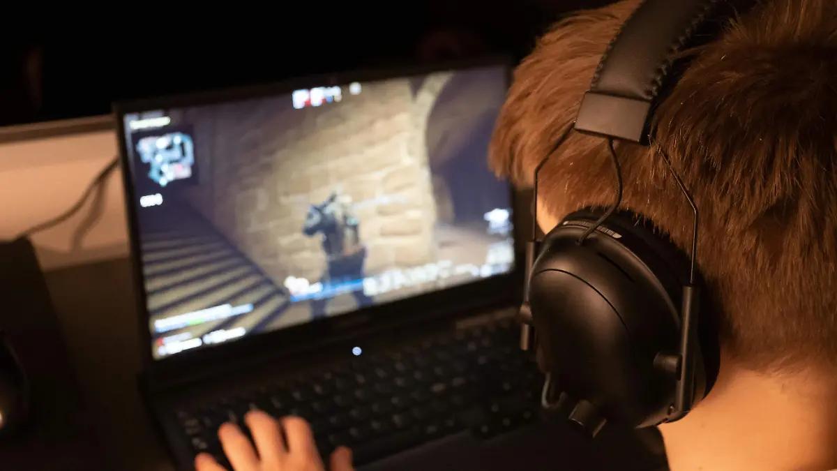 Proponen revisión de Roblox por presunta apología al crimen organizado