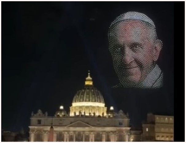 Un emotivo homenaje al papa Francisco durante un concierto mundial en el Vaticano: drones dibujaron su rostro en el cielo