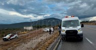 Se le ponchó una llanta y terminó volcado en la carretera Tula