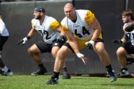 Pittsburgh Steelers offensive lineman suffers knee injury