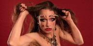 “Le frigó”, de Copi: delirio, confusión y ternura a partir de una heladera y un teatro