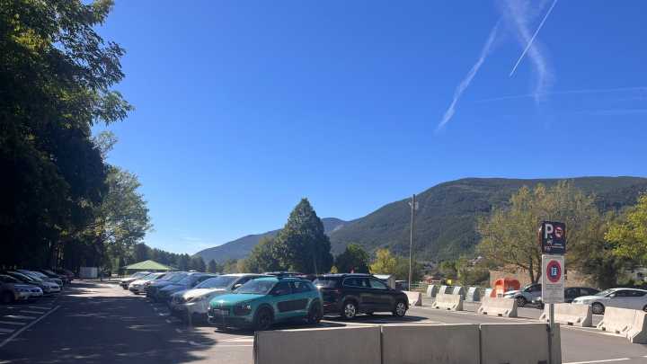 Biescas estrena parking de pago para turistas y garantiza estacionamiento gratuito a residentes