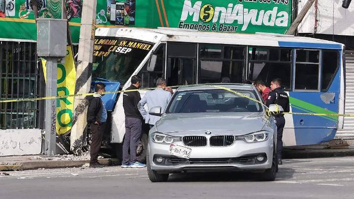 Se queda sin frenos sobre la 31 Poniente ruta Boulevard, atropella a mujer y se impacta contra poste