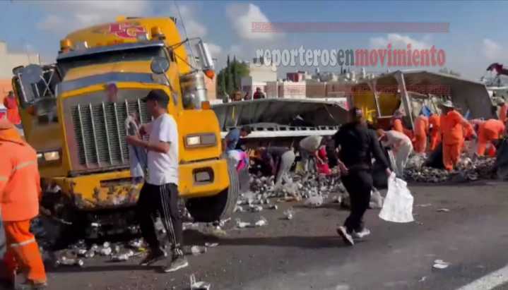 RAPIÑA DE CERVEZA TRAS LA VOLCADURA DE UN TRÁILER EN LA AUTOPISTA MÉXICO