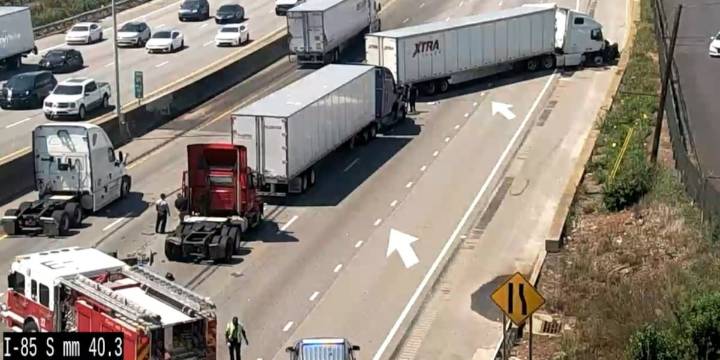 I-85 crash closes multiple southbound lanes in north Charlotte