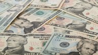 El dólar oficial se derrumbó casi $70, su mayor caída en más de cinco meses tras el anuncio de auxilio de EEUU