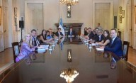 Antes de cerrar la campaña y en medio de la crisis por coimas, Milei reunió a su tropa