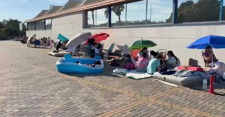 Largas colas y acampadas en el Martín Carpena para ver a Quevedo en Málaga