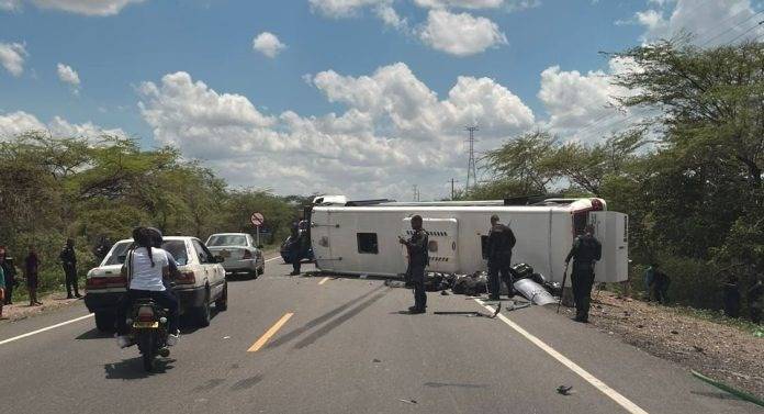 Vehículo de la Policía se accidenta en la vía Riohacha – Maicao: 26 uniformados heridos