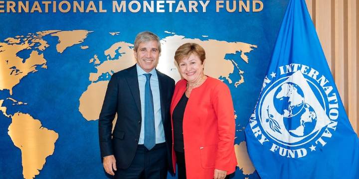 Caputo habló con Georgieva: el FMI ratificó el apoyo al Gobierno y rescató “el importante progreso en la reducción de la inflación”
