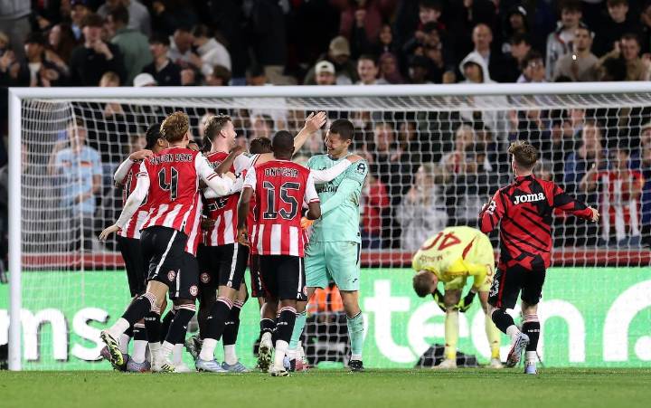 No lo puede creer. Aston Villa no tuvo a Dibu Martínez ni en el banco y quedó eliminado por penales de la Copa de la Liga