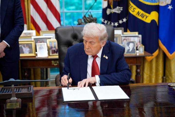 Trump firma orden ejecutiva que hace efectivo el funcionamiento legal de TikTok en EE.UU.