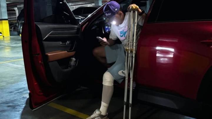Juan Córdoba reaparece en muletas tras no superar el reconocimiento médico del Sporting