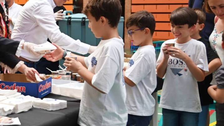 La tradicional chocolatada infantil cambió de ubicación por la alerta amarilla que amenazaba la Feria de Albacete