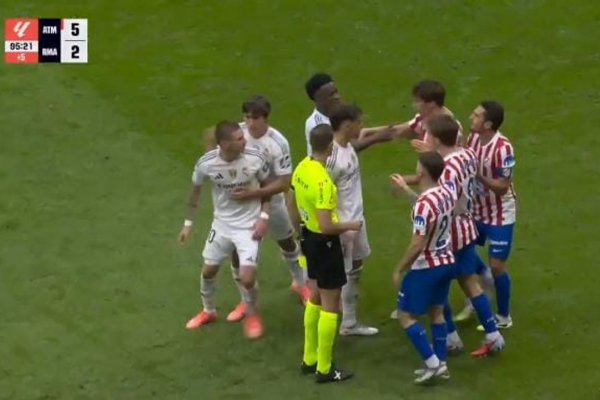 Mastantuono reaccionó mal, le tiró un pelotazo a los hinchas y se picó el clásico de Madrid