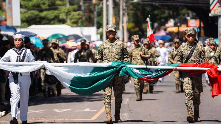 Orgullosos desfilaron miles por la Independencia de México