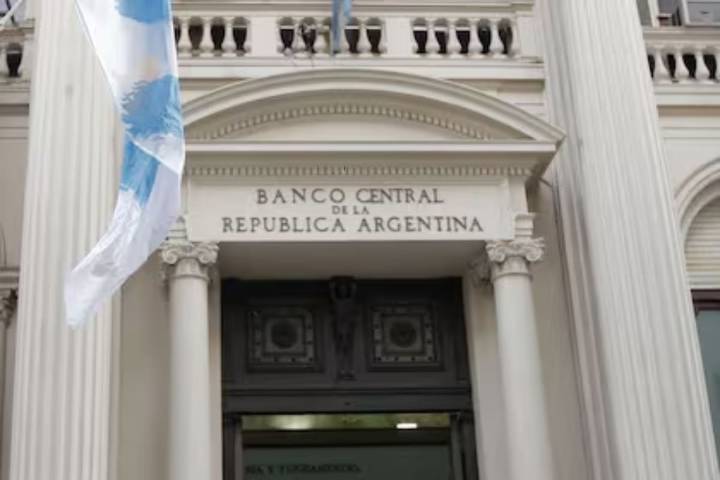 Dólares. El BCRA vendió US$379 millones de sus reservas para defender el techo de la banda cambiaria
