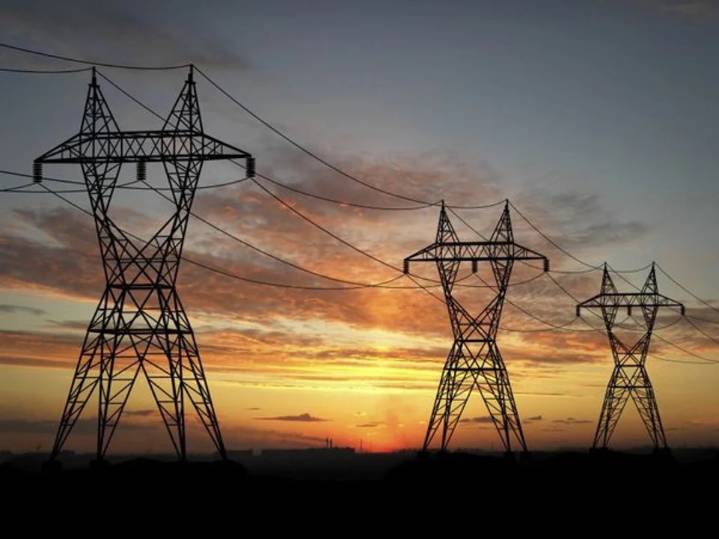 El Gobierno prepara un aumento en la tarifa de la luz para financiar obras eléctricas