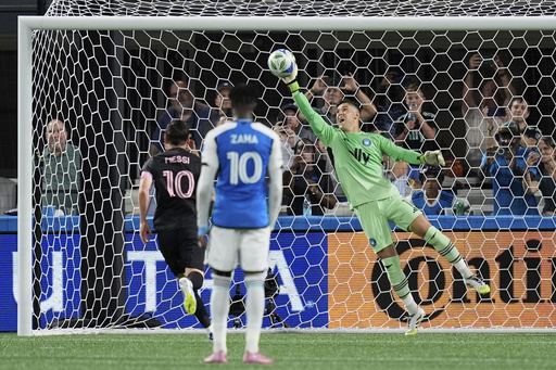 Toklomati logra triplete, Messi falla penal y Charlotte golea 3