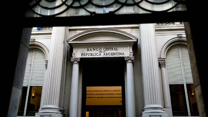 El Banco Central bajó las tasas de interés a 25% tras la baja del dólar