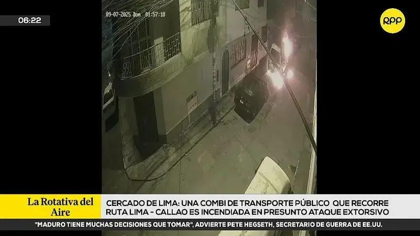 Cercado de Lima: combi de transporte público fue incendiada en presunto ataque extorsivo