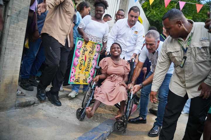 Gobernador Arana entrega calles pavimentadas en El Pozón