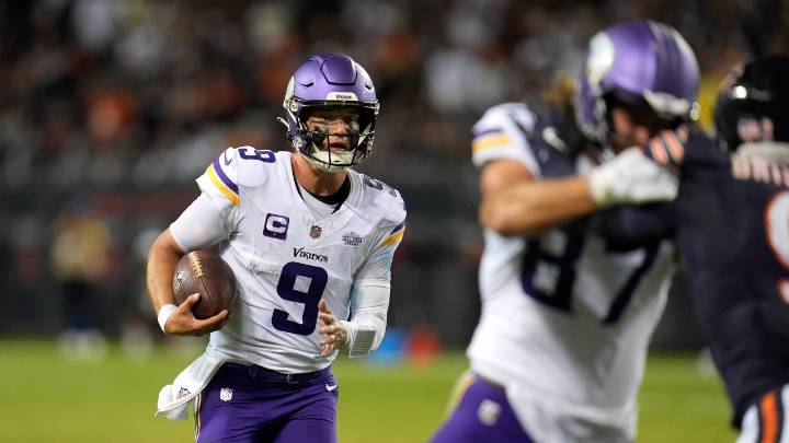 J.J. McCarthy takes over late in debut as Vikings best Bears in opener