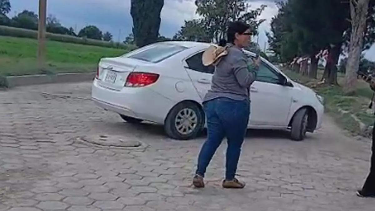 Sorprenden a dos mujeres tomando fotos a estudiantes en Tecamachalco