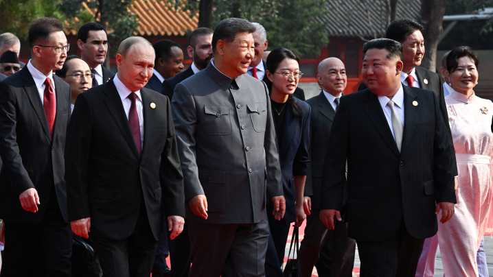 A China saca músculo nun desfile militar no que advirte do seu "imparable" avance