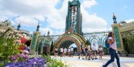 Hombre muere tras montar montaña rusa en nuevo parque Epic Universe de Florida