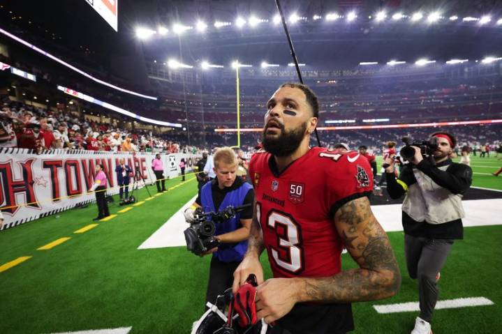 Buccaneers standout WR Mike Evans (hamstring) exits win