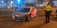 Chofer se queda dormido y destroza su auto al impactar rejas de estación Independencia del Metropolitano