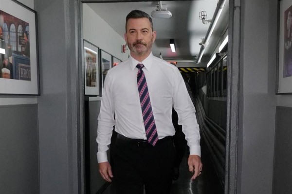 Acusa Jimmy Kimmel al gobierno de censura en regreso a show