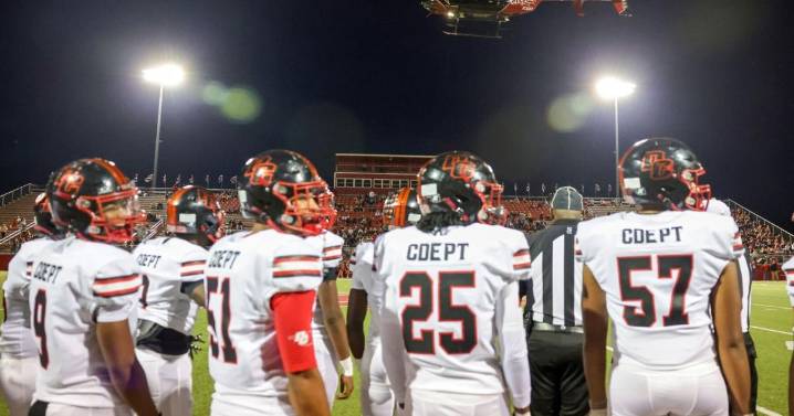 No. 2 Del City capitalizes on late-game turnover to beat No. 5 Collinsville in district opener