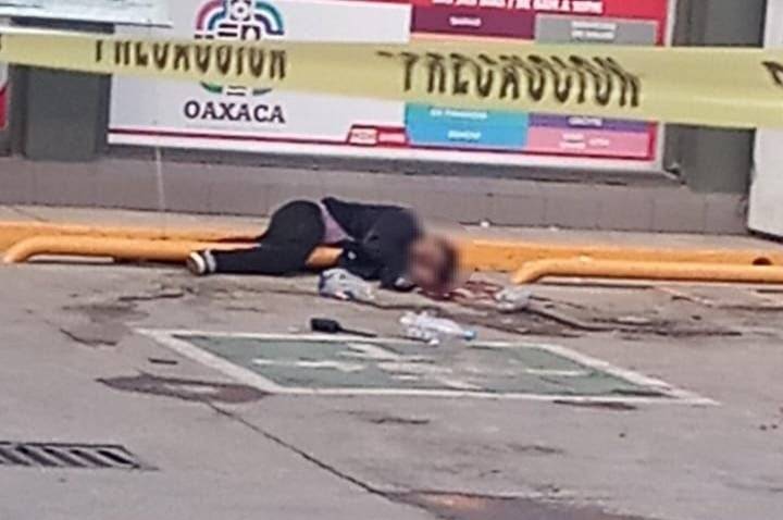 Asesinan a un hombre frente al OXXO del fraccionamiento Esmeralda, en San Pablo Etla, #Oaxaca; investigan homicidio calificado