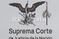 Presume Corte bastón de mando en su emblema