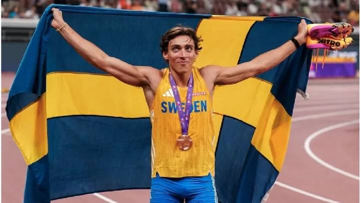 Armand Duplantis volvió a batir su record mundial y ganó la medalla dorada en Tokio