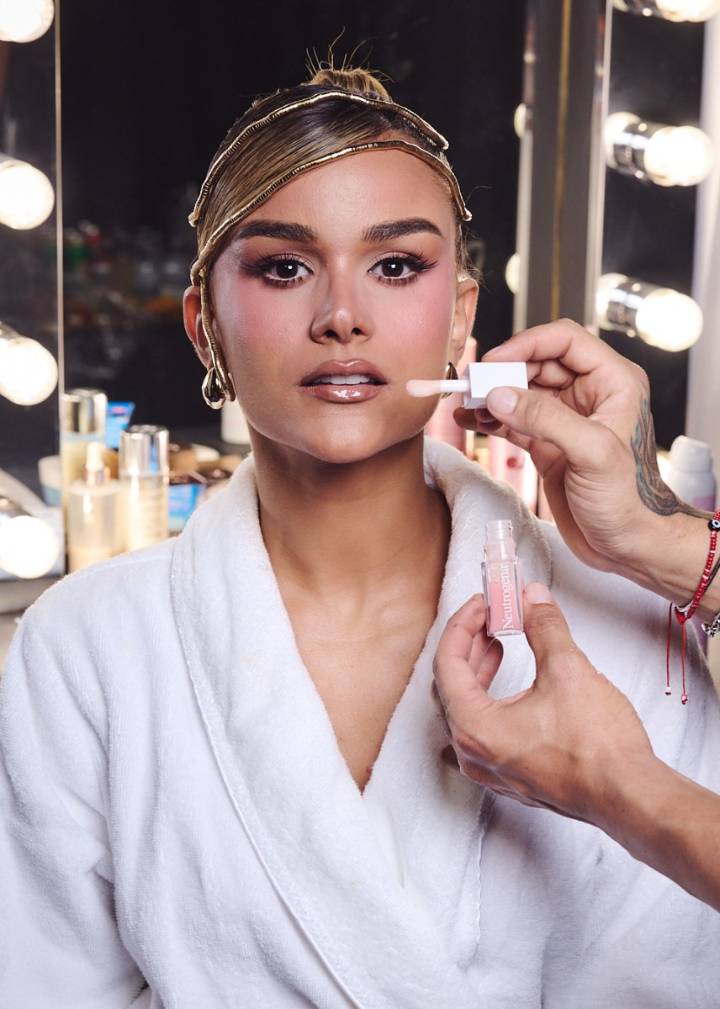 Clarissa Molina deslumbra en Premios Juventud con un look fresco y luminoso