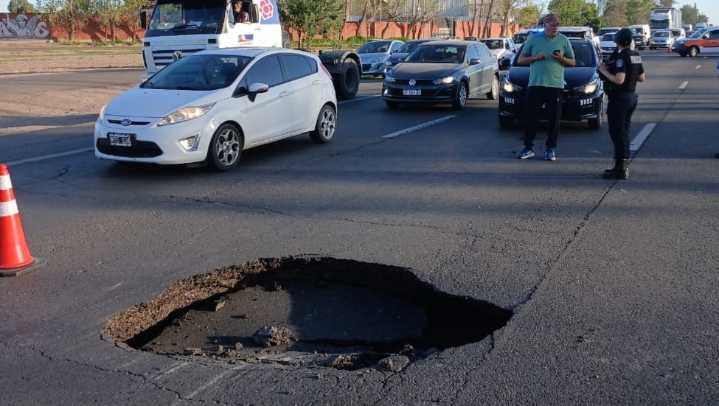Video: un enorme socavón generó caos de tránsito en el Acceso Sur: qué lo provocó