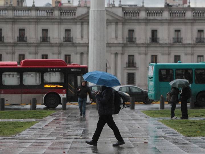 Vuelve la lluvia a Santiago: a esta hora comienzan las precipitaciones en la capital el viernes
