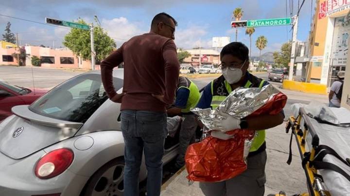 ¡Un milagro! Recibe a la cigüeña en auto; mujer no alcanza a llegar al hospital y da luz en la calle