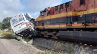 Choque entre tren y autobús deja cinco muertos en Comonfort, Guanajuato