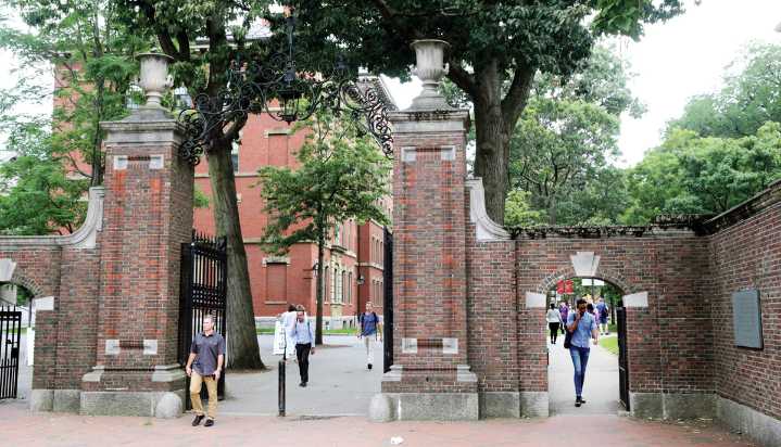 Juez revierte recortes de miles de millones de dólares de la administración Trump a la Universidad de Harvard