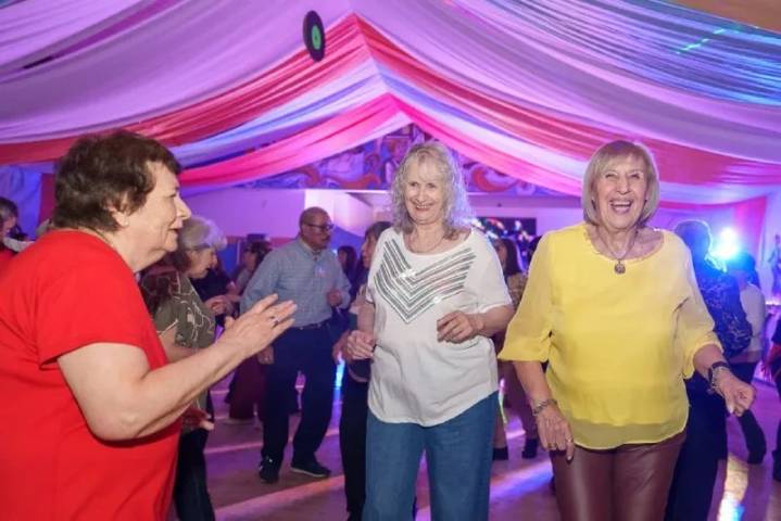 Matiné +60 llega a Tolhuin: Noche de baile, encuentro y alegría para personas mayores
